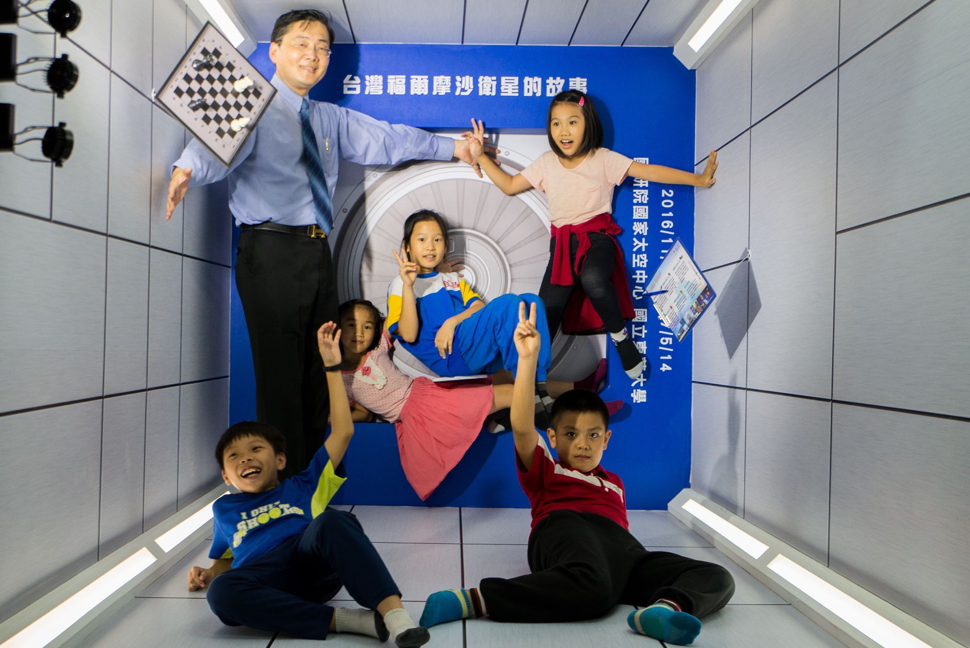 宜昌國小資優班學生與東華大學校長於太空艙合影