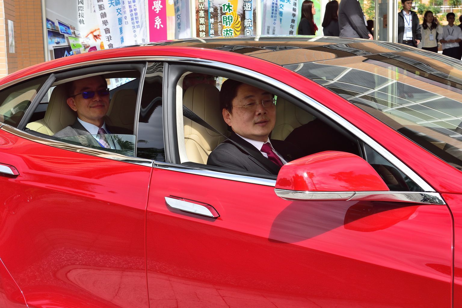 褚志鵬主任（左）與趙涵㨗校長搭乘特斯拉電動車
