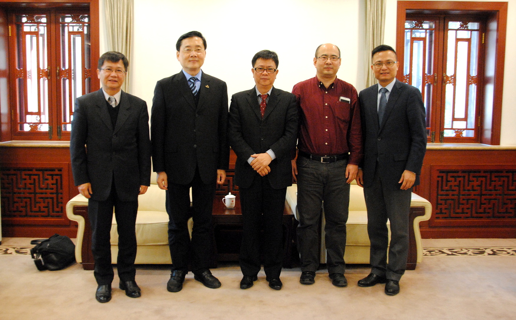 趙涵㨗校長（左二）與王鴻濬院長（左一）前往北京大學拜會