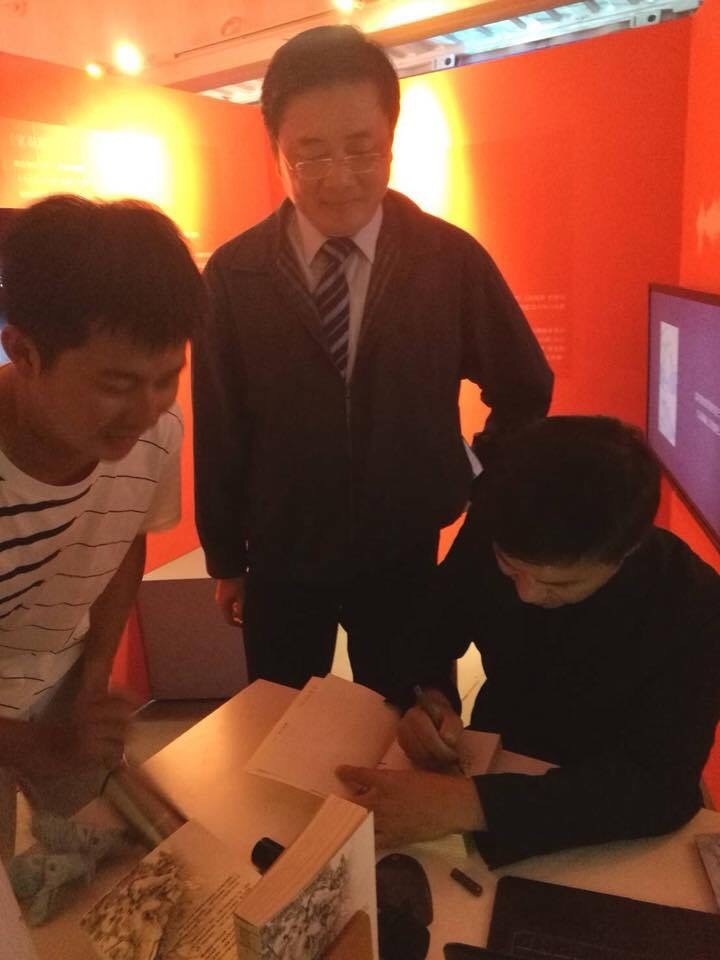 趙涵㨗校長參加吳明益教授為讀者簽名活動