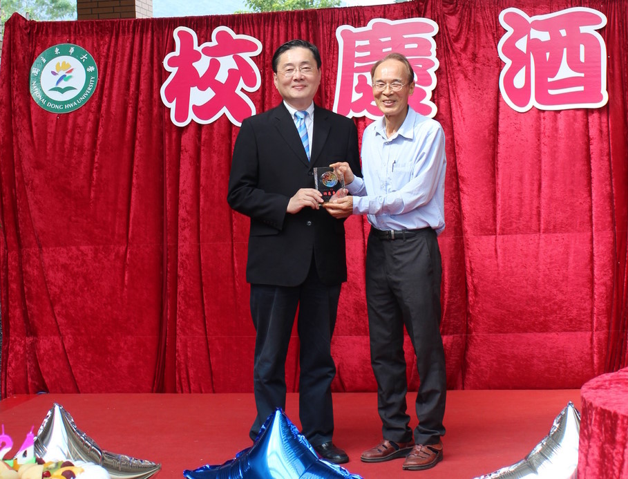 校長頒發「校園環境守護獎」給總務處退休組長廖順魁先生