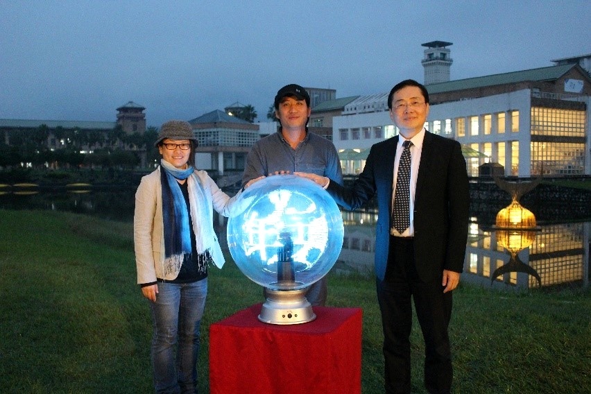 趙校長（右1）與藝術家（中）及指導老師陳怡方教授（左1）共同為東華燈季點燈揭開序幕