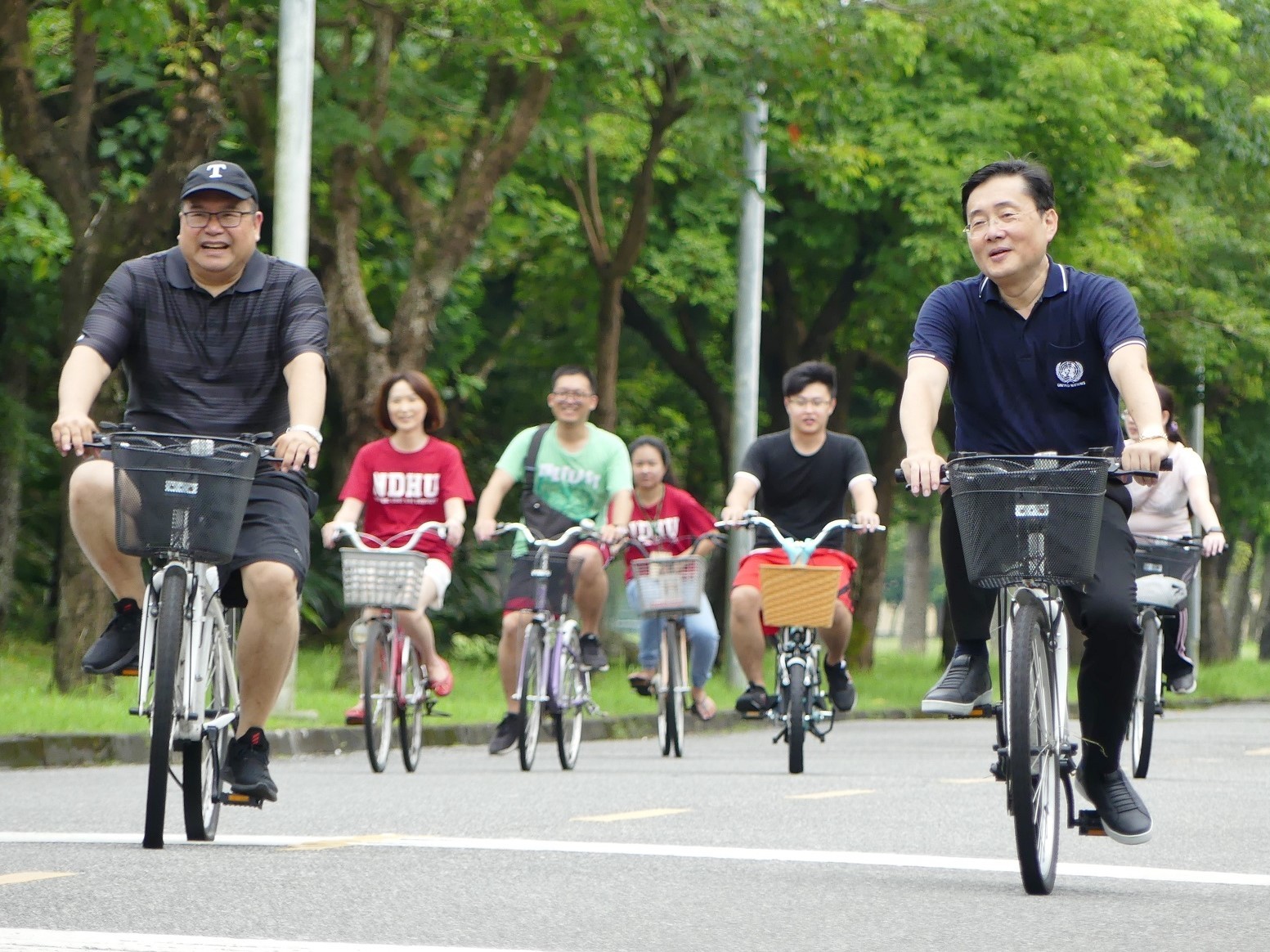趙校長率領泰國學生騎自行車介紹校園
