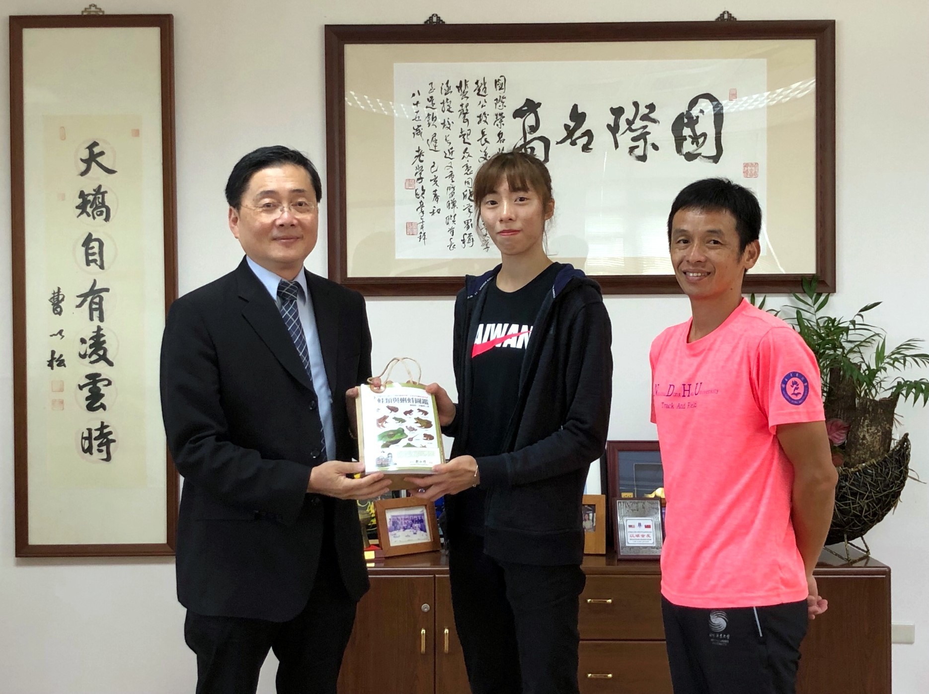 東華大學體育系陳宥庄同學接受趙校長表揚與鼓勵