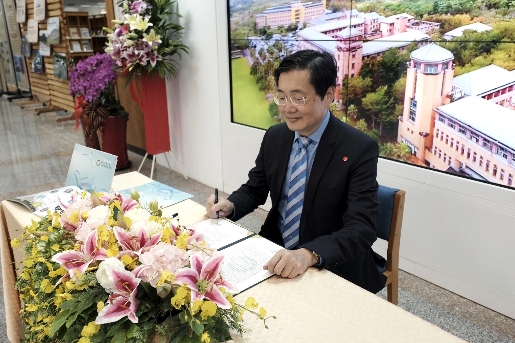 趙校長簽署永續發展目標宣言