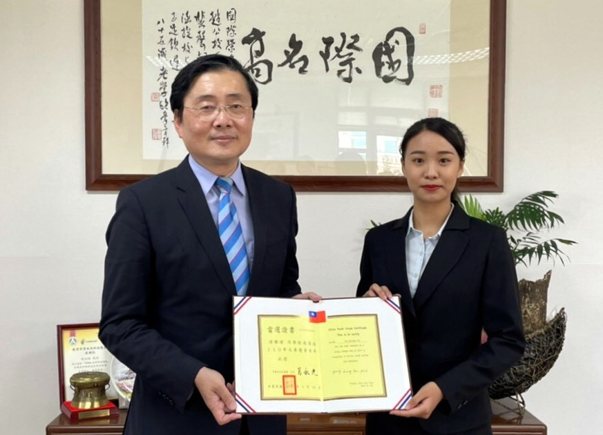 教育與潛能開發學系四年級游雅晴同學榮獲校內獎