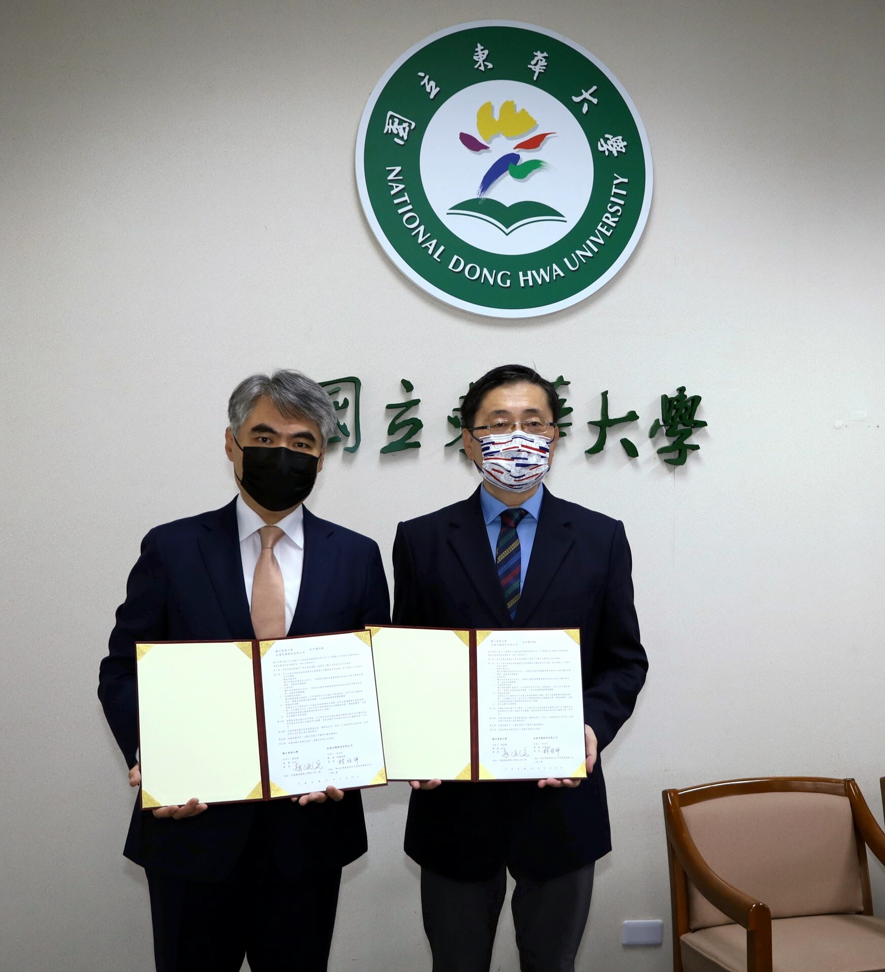 東華大學與友達光電合作備忘錄簽署，由校長趙涵㨗及林恬宇副總經理代表簽署。