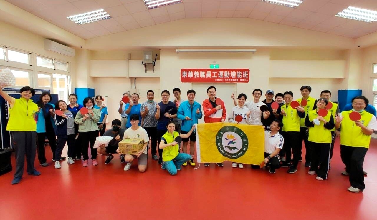 趙涵㨗校長特贈練習球與運動飲料供桌球班學員使用。